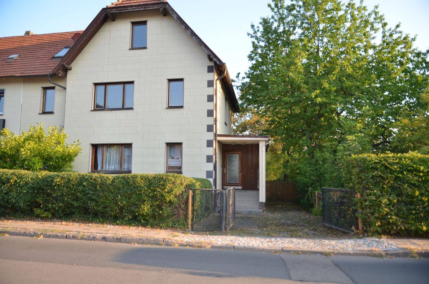 Historische Fachwerk-Doppelhaushälfte mit Werkstatt, 2 Garagen und Ausbaupotenzial in Ohrdruf, 99885 Ohrdruf
