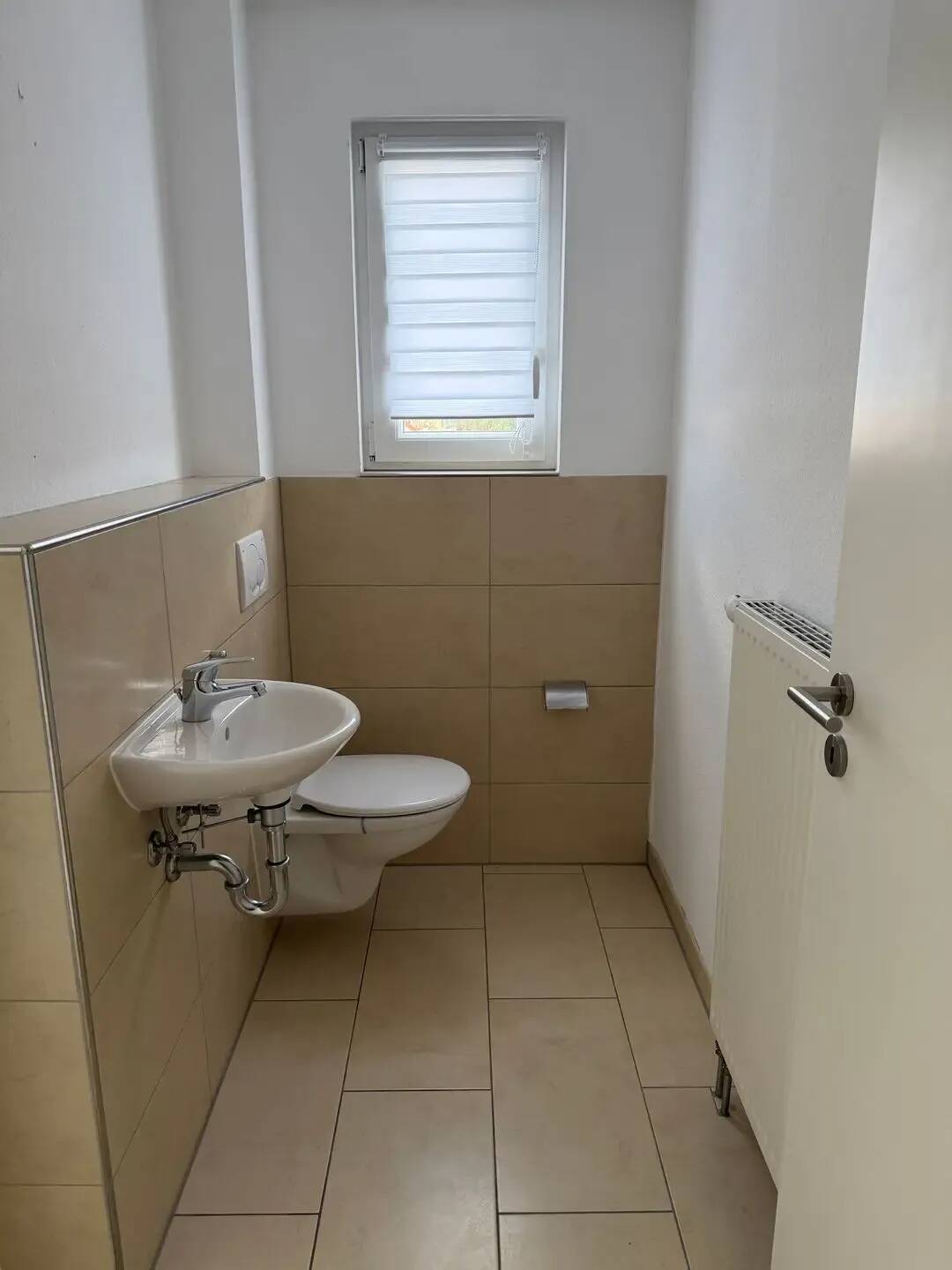 Schöne, helle 3-Zi.-Whg. 90 Quadratmeter im 1.OG mit Balkon und Gartenzugang ab sofort an NR zentral in Aldingen!, 78554 Aldingen