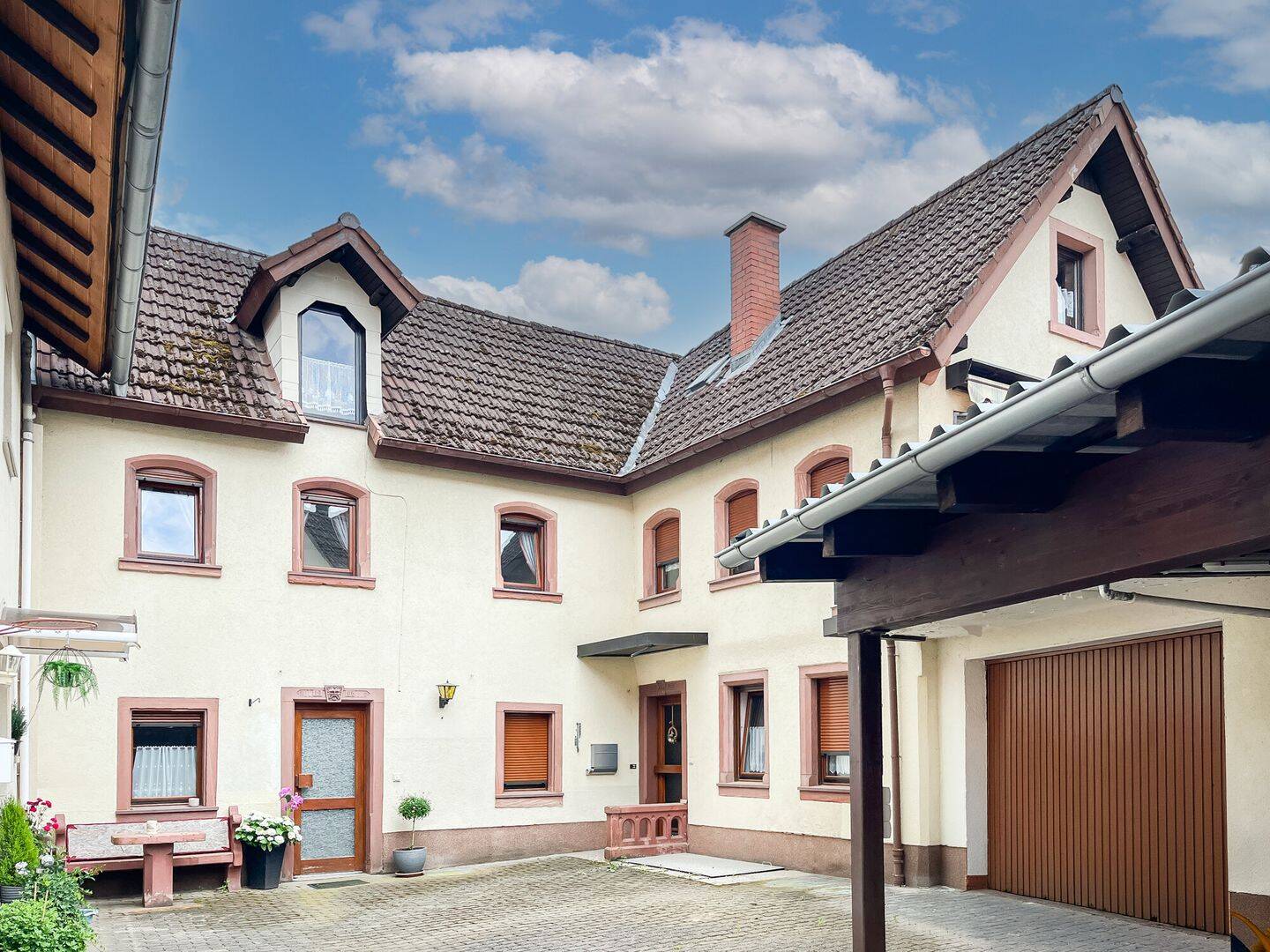 Wohnhaus mit viel Platz, großer Terrasse und Entwicklungspotenzial in Collenberg, 97903 Collenberg