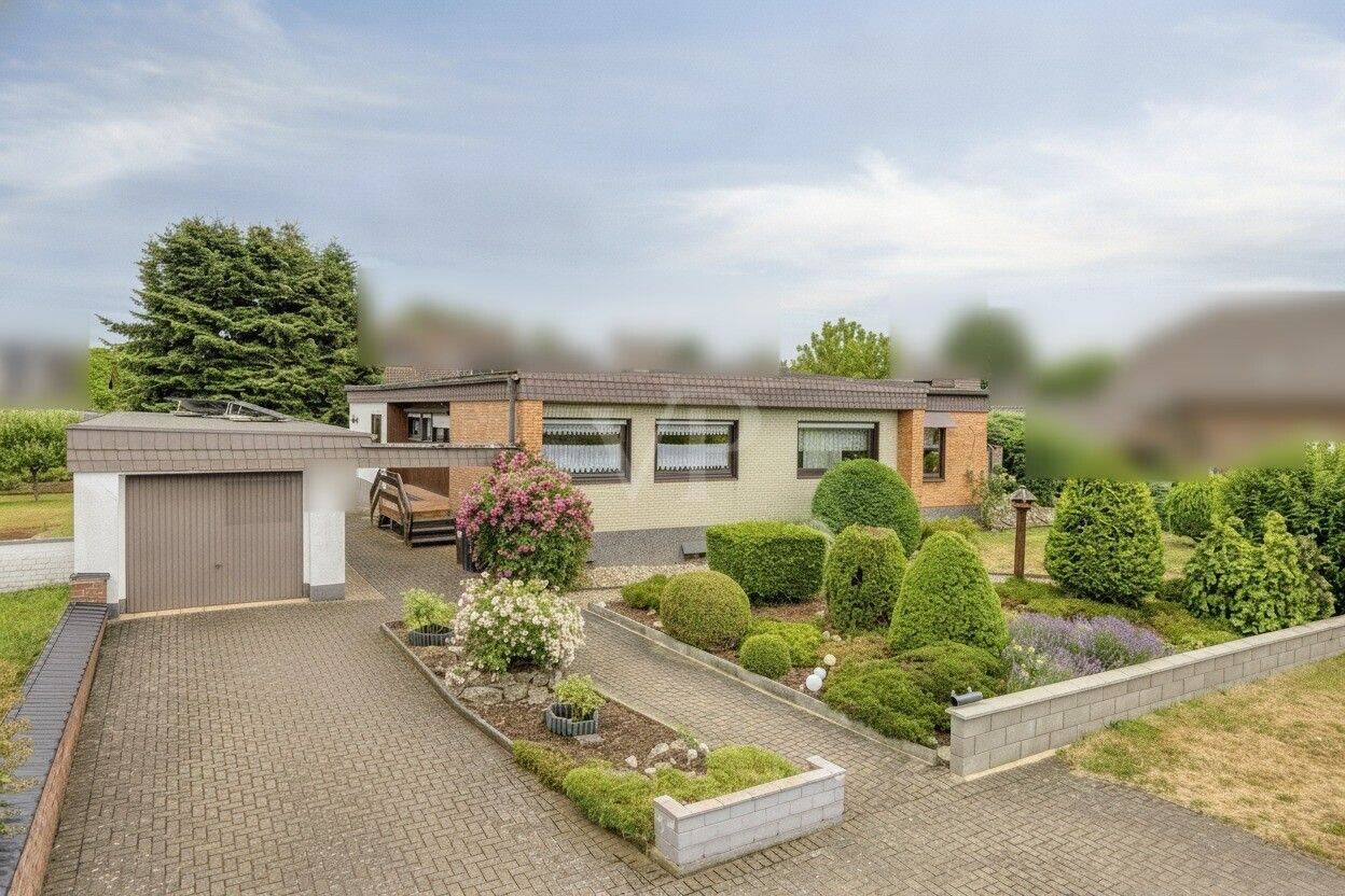 Großzügiger Bungalow mit 4 Schlafzimmern und vielseitig nutzbarem Nebengebäude, 53909 Zülpich