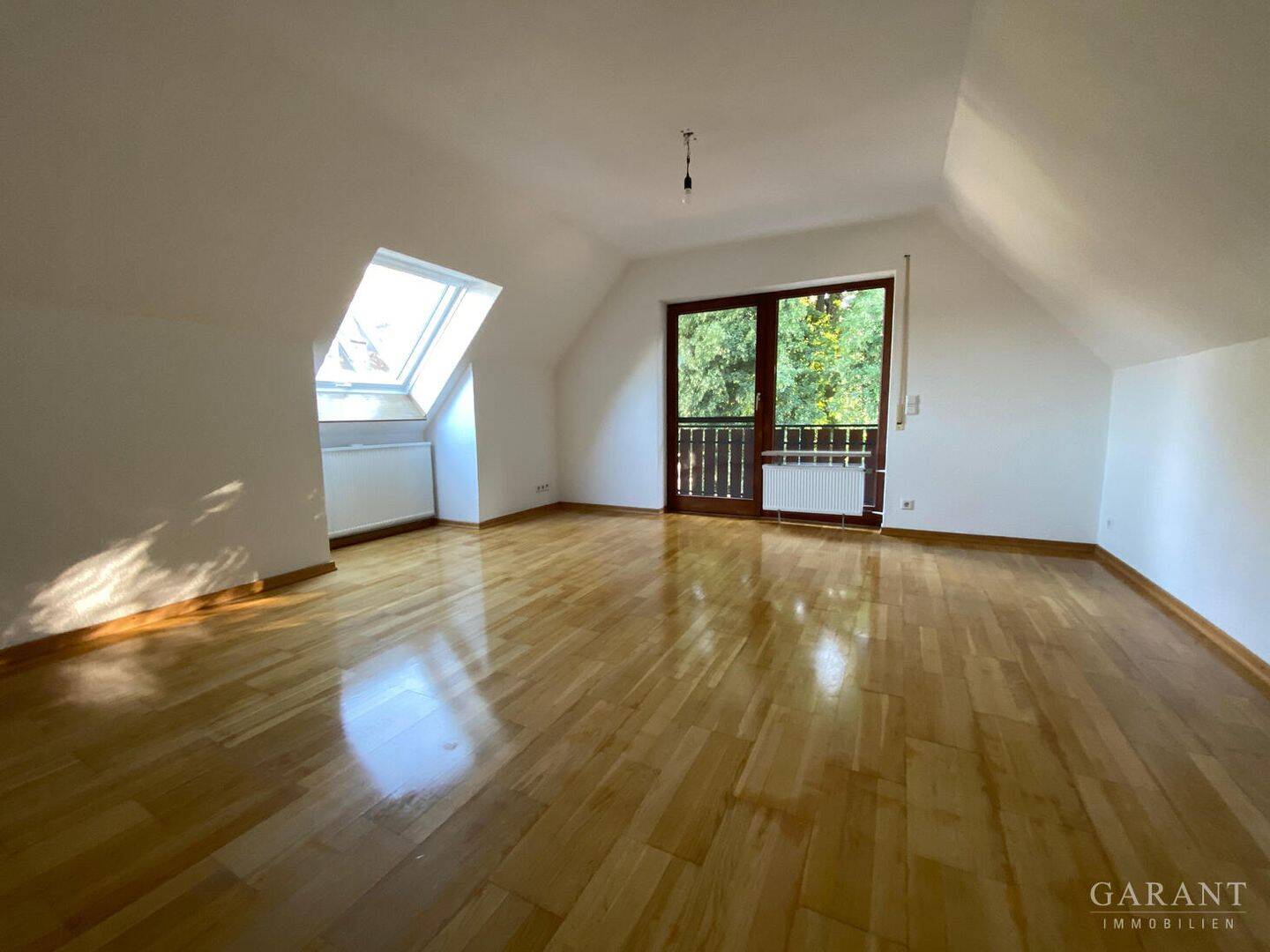 Wohnen auf zwei Ebenen – gepflegte Maisonette-Wohnung mit Balkon und Blick ins Grüne, 86720 Nördlingen