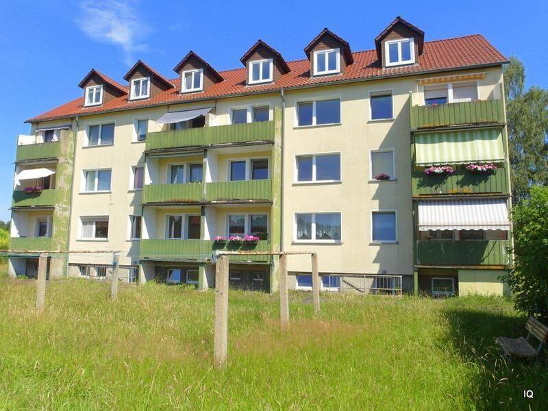Ab Oktober 2026: Kleine Dachwohnung mit Laminatboden und Badewanne * Möbelübernahme möglich, 2791 Oderwitz