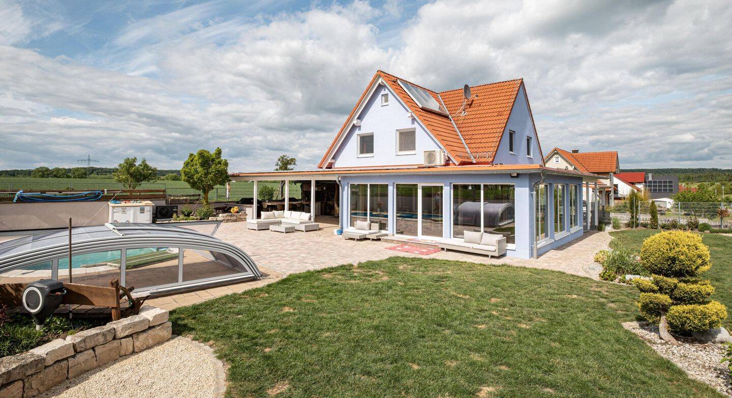 Wohnen, wo andere Urlaub machen – mit Pool, Wintergarten und unverbaubarem Weitblick, 91628 Steinsfeld