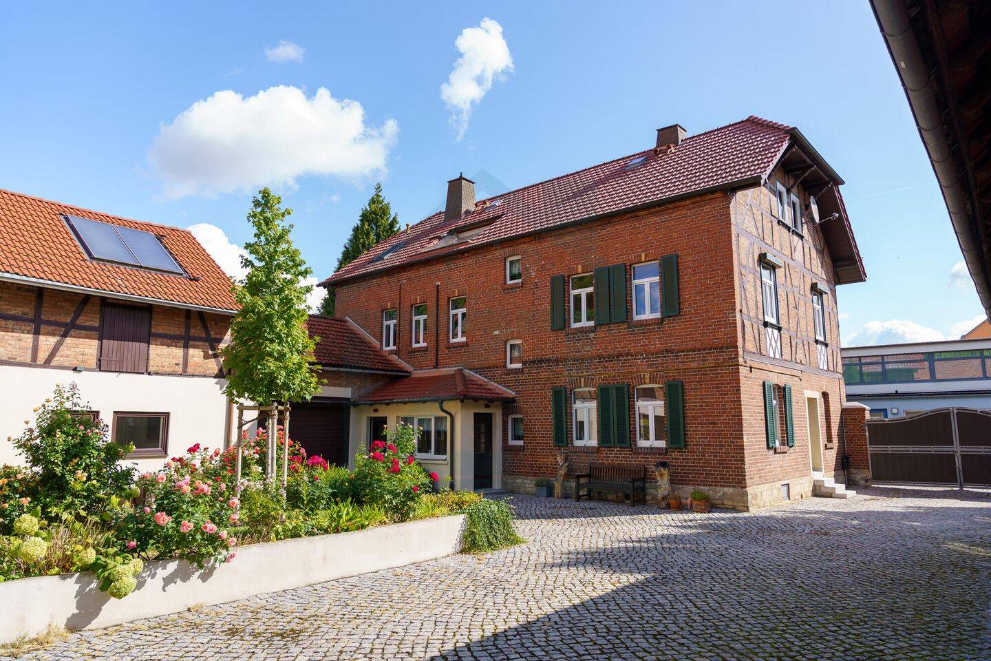 Raum für Familie und Hobbys: Saniertes Anwesen mit Großscheune und Pool, 99098 Erfurt
