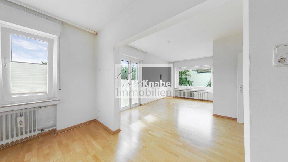 Zentral in Spenge: Wohnkomfort mit Kamin und Südbalkon!, 32139 Spenge