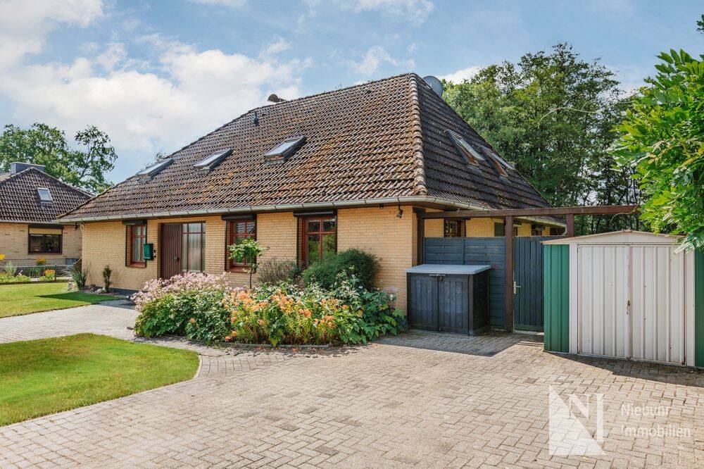 Geräumiges Einfamilienhaus mit großem Garten, zwei Garagen und vielseitigem Raumangebot, 21406 Melbeck