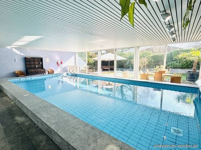 Altenholz: Private Schwimmhalle mit außergewöhnlichem Einfamilienhaus und ruhiger Gartenoase, 24161 Altenholz