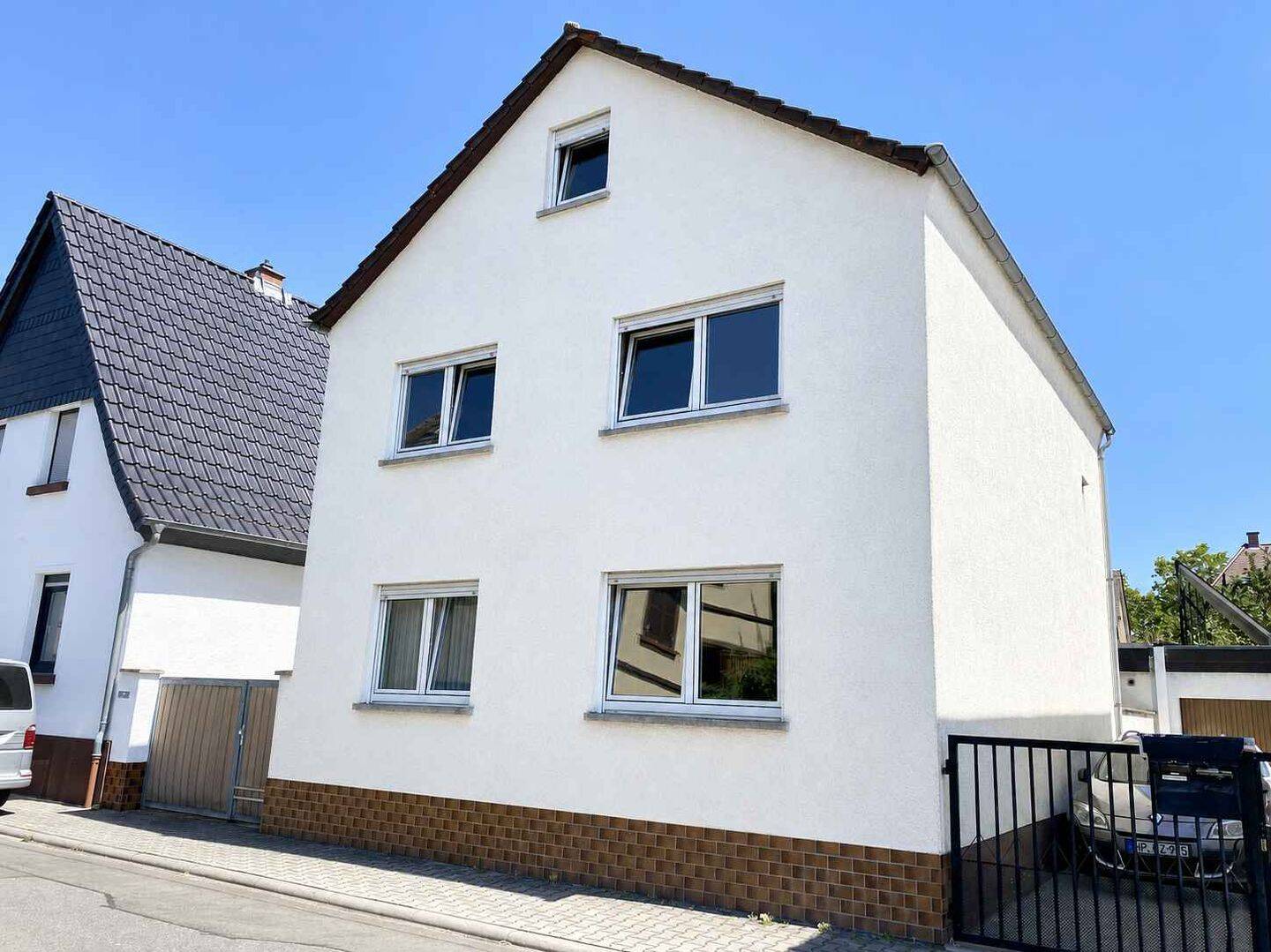 Großzügiges Ein- bis Zwei-Familienhaus und Wellness-Oase, 68623 Lampertheim
