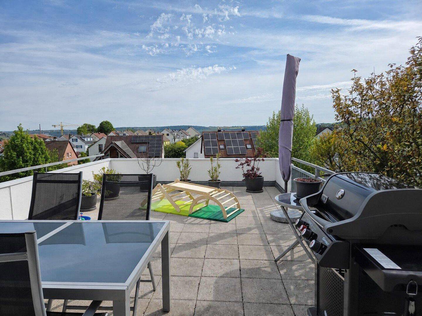 Haus-im-Haus-Gefühl: Terrassenhauswohnung mit 31 m² Panorama-Terrasse und eigenem Zugang, 74354 Besigheim
