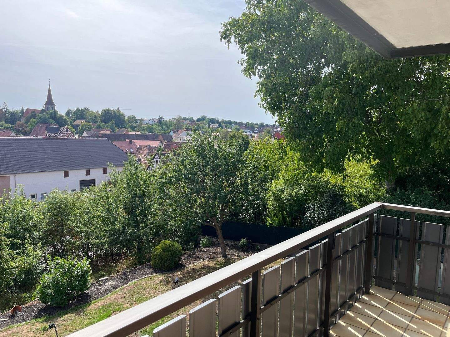 Gepflegte 3,5 Zimmer-Wohnung mit Balkon, Tageslichtbad mit Badewanne und Dusche, Gäste-WC, Garage, Terrassen- und Gartennutzung nach Absprache, 90613 Großhabersdorf