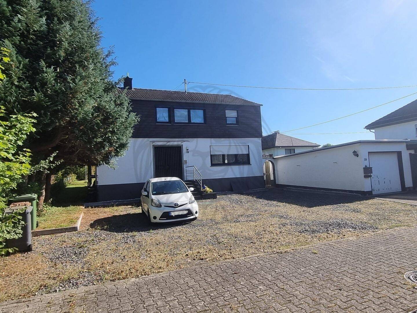Westerburg:  Ein- oder Zweifamilienhaus mit schönem Garten und Garage, 56457 Westerburg