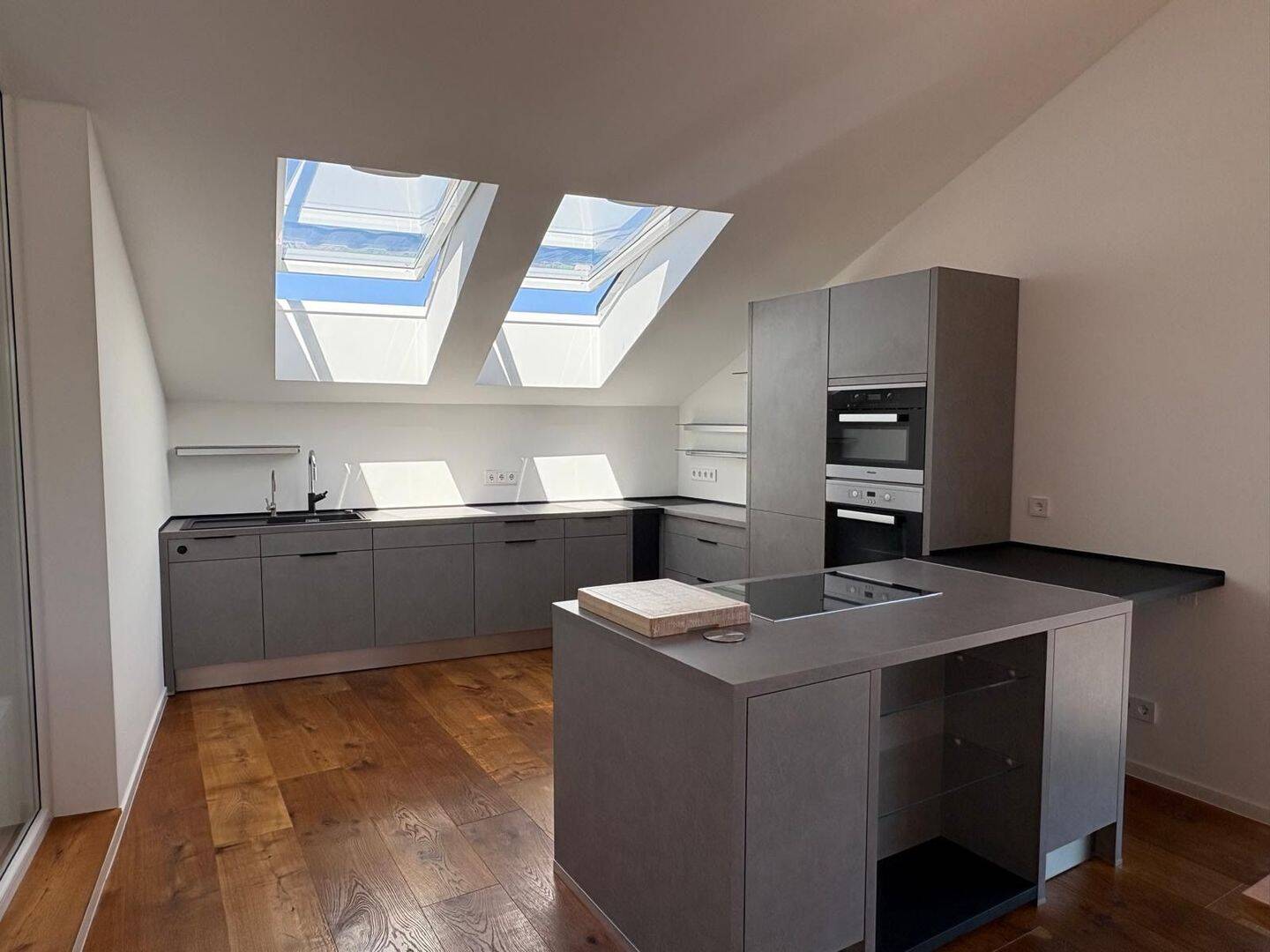 VOLL MÖBLIERT – lichtdurchflutete Penthouse Wohnung, 66130 Saarbrücken