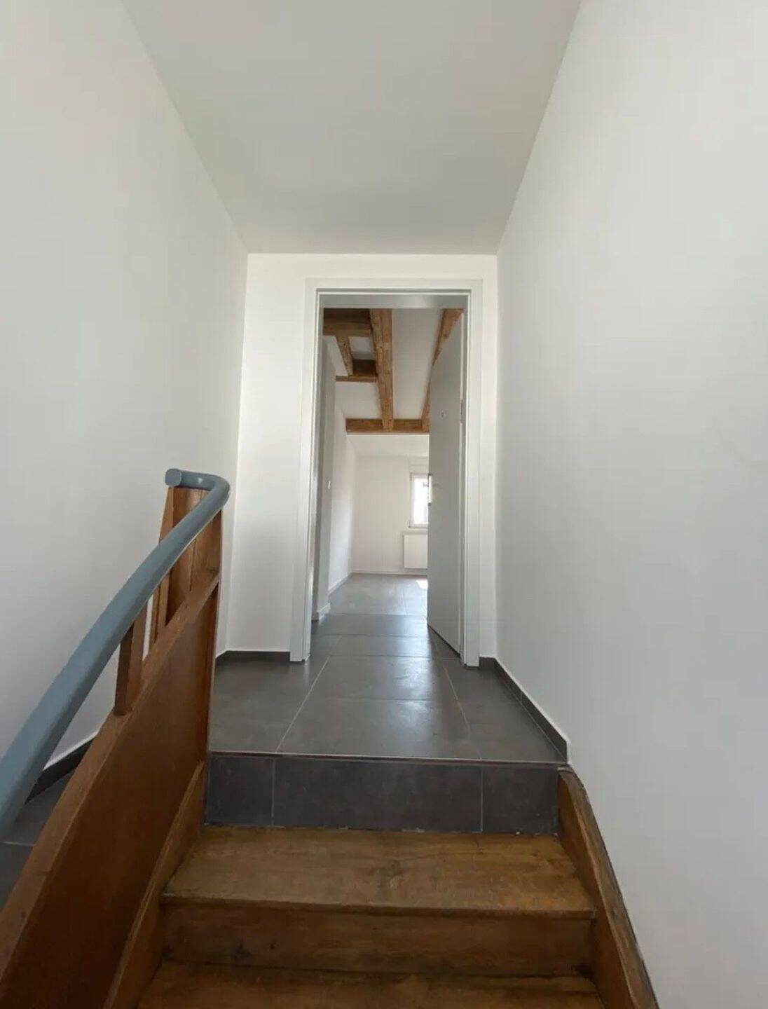 2 Zimmer DG Wohnung mit EBK ab sofort frei, 65779 Kelkheim (Taunus)