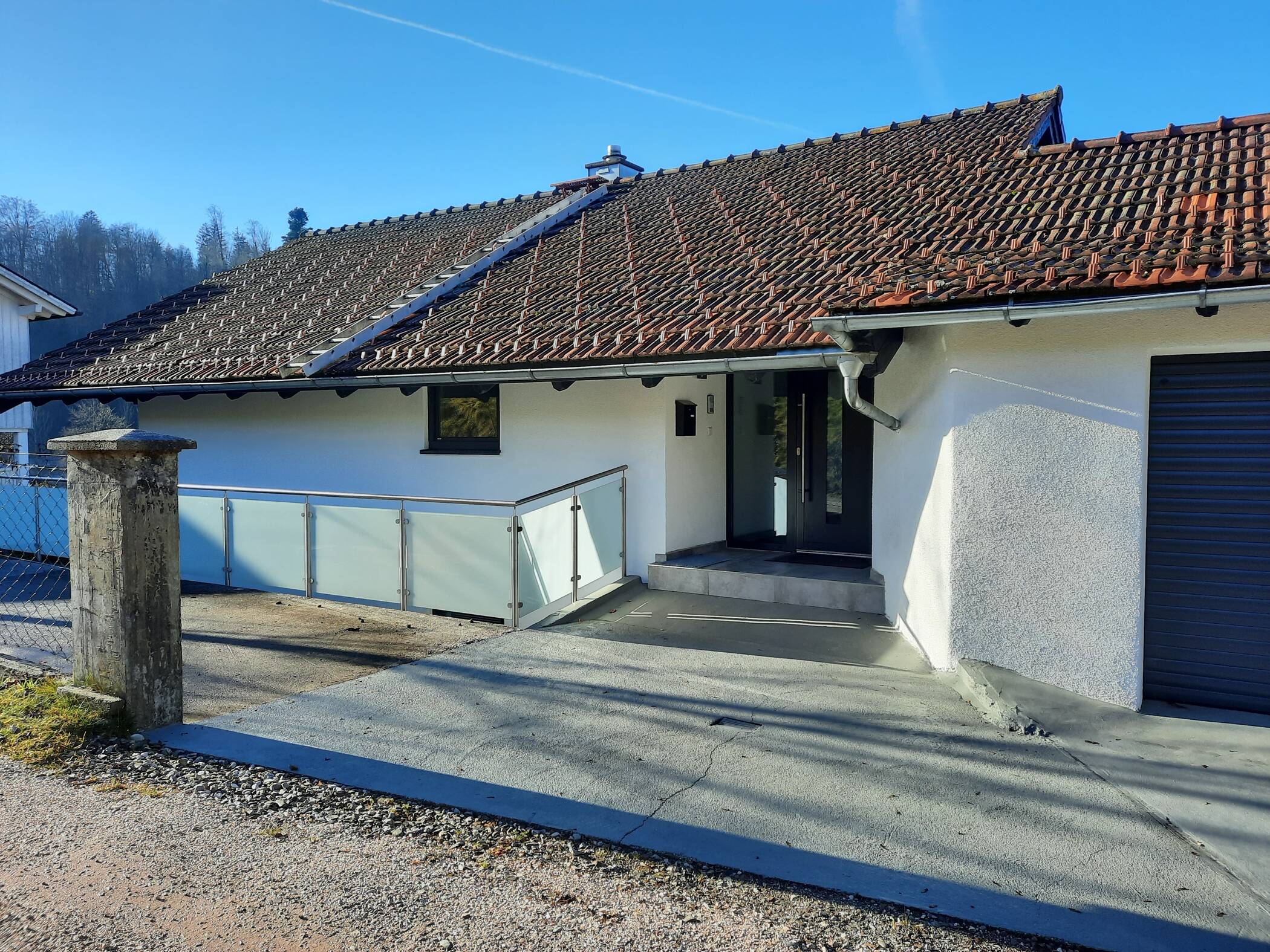von Privat: Helle, schön gelegene 2-Zi.-Whg., 1. OG, 70 m², komplett renoviert in Surberg / Thannreit, 83362 Surberg