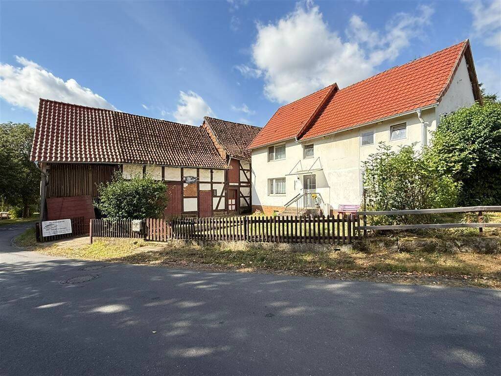 Großes Einfamilienhaus mit Scheune auf waldähnlichem Grundstück in Gleichen OT nahe Göttingen, 37130 Gleichen