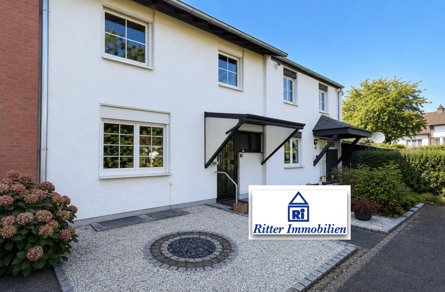 Ritter Immobilien e.K.: Einziehen und wohlfühlen – top gepflegtes Einfamilienhaus mit schönem Garten & Garagen!, 52249 Eschweiler