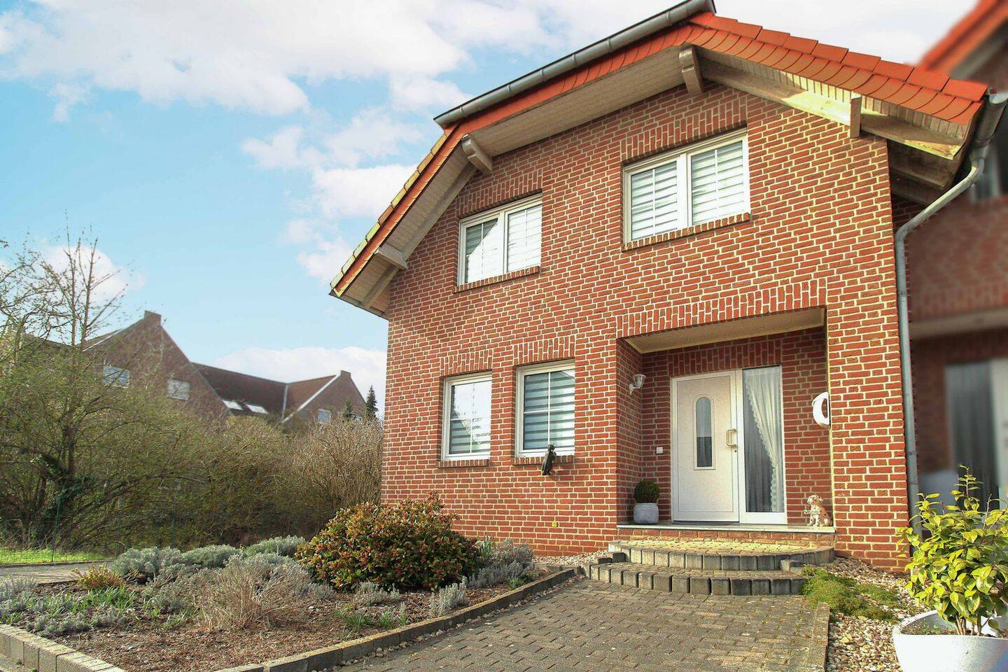 Heinsberg: Doppelhaushälfte mit Garage und großem Garten in familienfreundlicher Lage!, 52525 Heinsberg