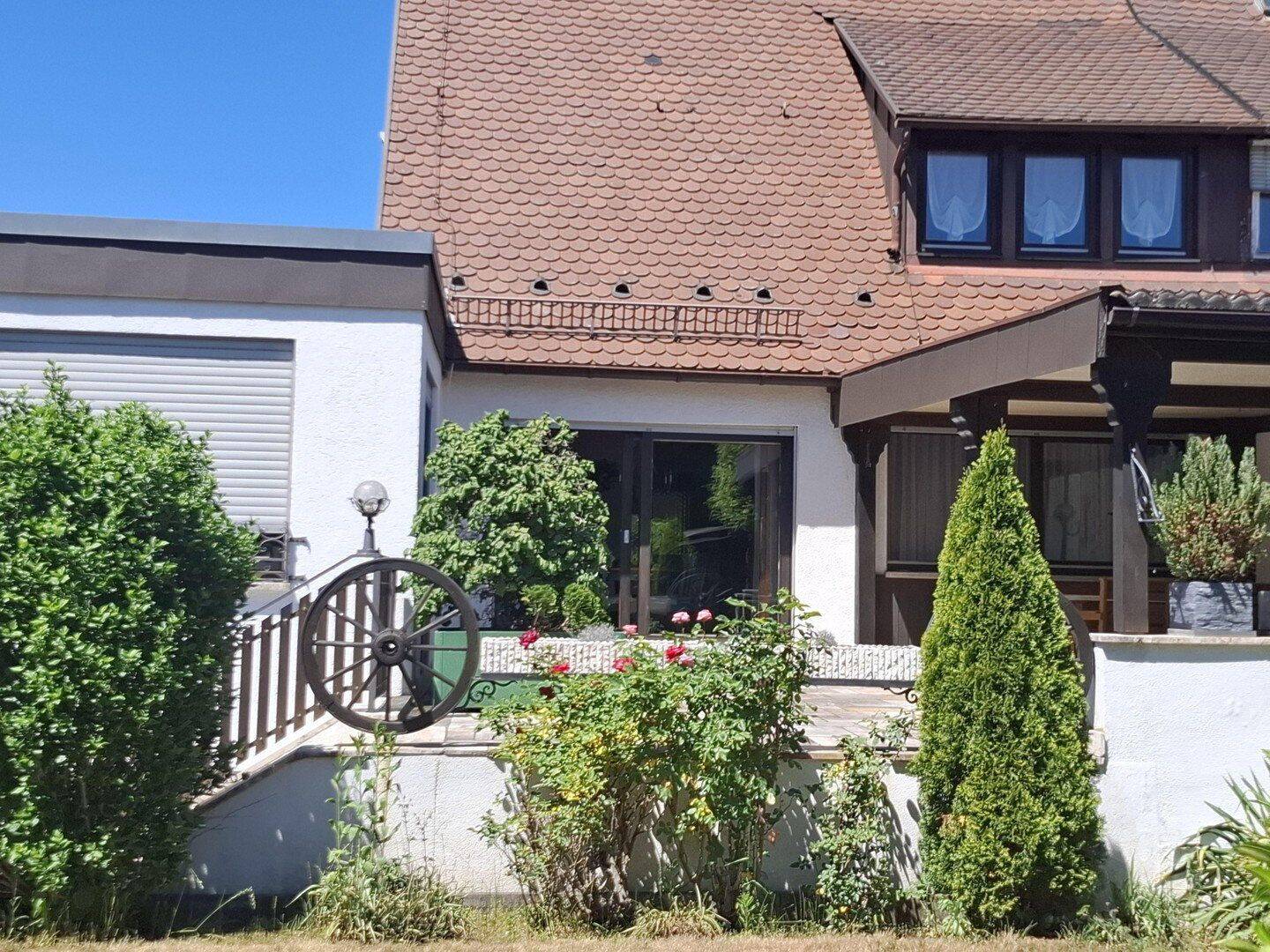 Außergewöhnliche Doppelhaushälfte Nürnberg Eibach o. Provision, 90451 Nürnberg (Eibach Hafen Maiach Reichelsdorf Röthenbach bei Schweinau)