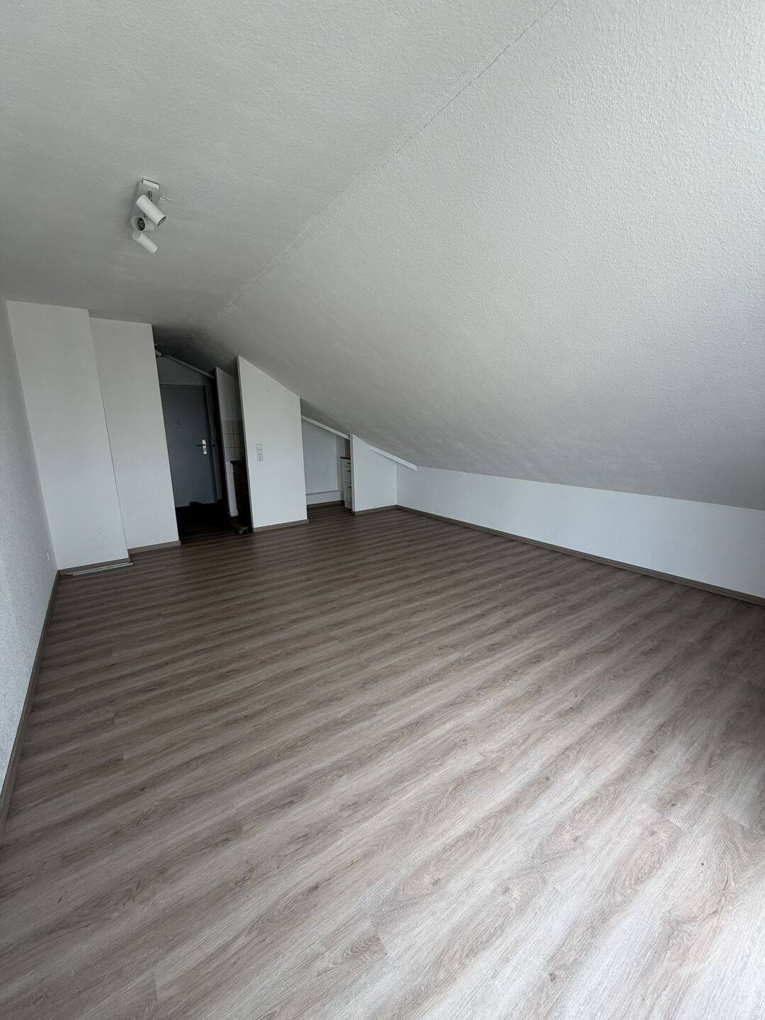 Ruhige 1-Zimmer-Dachgeschosswohnung mit Balkon – Nähe Klinikum & Uni, 34125 Kassel