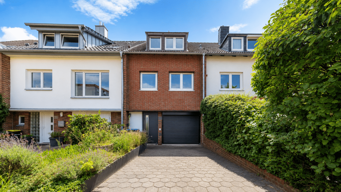 Modernisiertes Reihenmittelhaus mit 4 Zimmern, Garage, Keller und sonnigem Garten, 31275 Lehrte