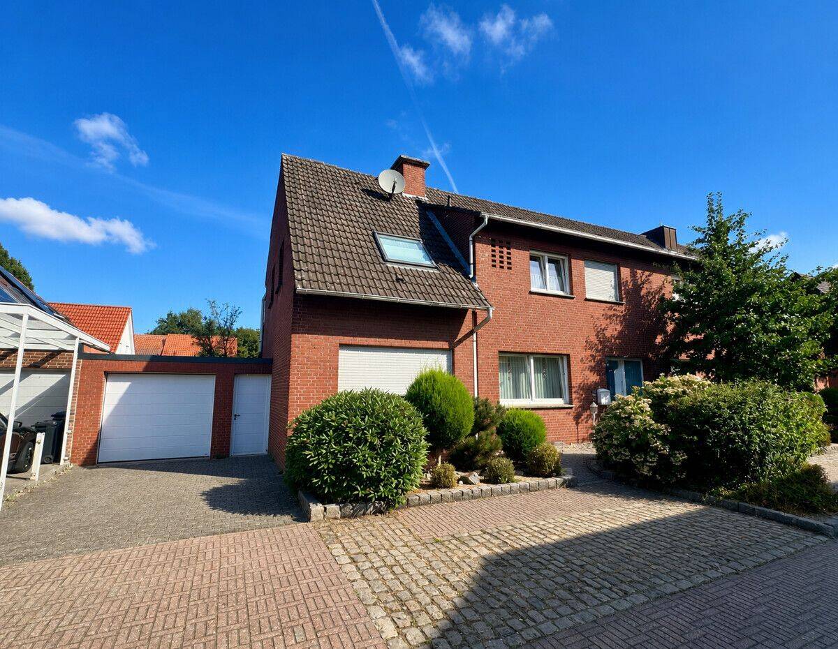 Vielseitige Doppelhaushälfte in Greven mit Wintergarten, Balkon und Garten, 48268 Greven