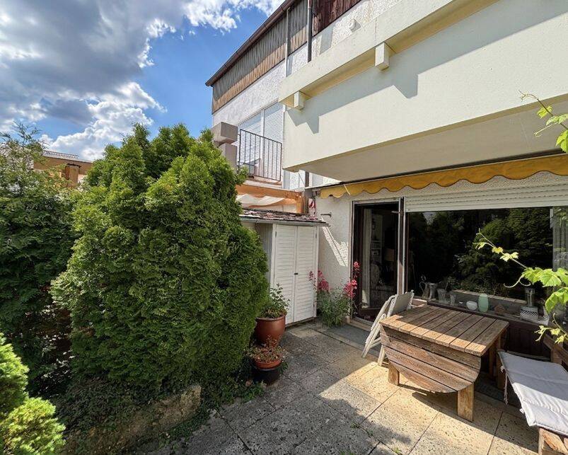Splitlevel-Unikat in Germering: charmantes Reihenmittelhaus mit Südgarten ideal für Familien, 82110 Germering