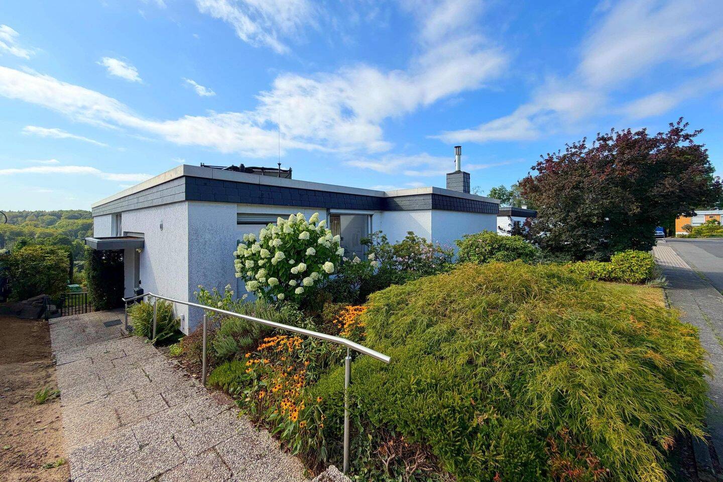 Großzügiger Bungalow mit weitläufigem Garten und traumhaftem Blick ins Bergische Land, 51377 Leverkusen (Alkenrath Manfort Schlebusch Steinbüchel)