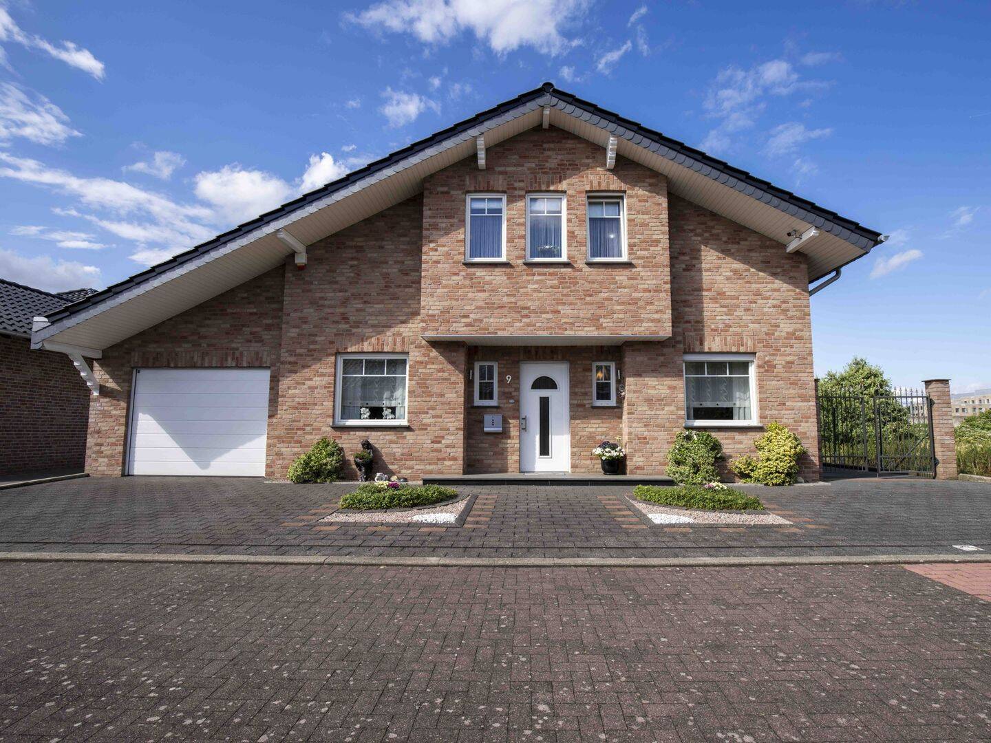 HEINSBERG | Stein und Mörtel bauen ein Haus. Geist und Liebe schmücken es aus!, 52525 Heinsberg