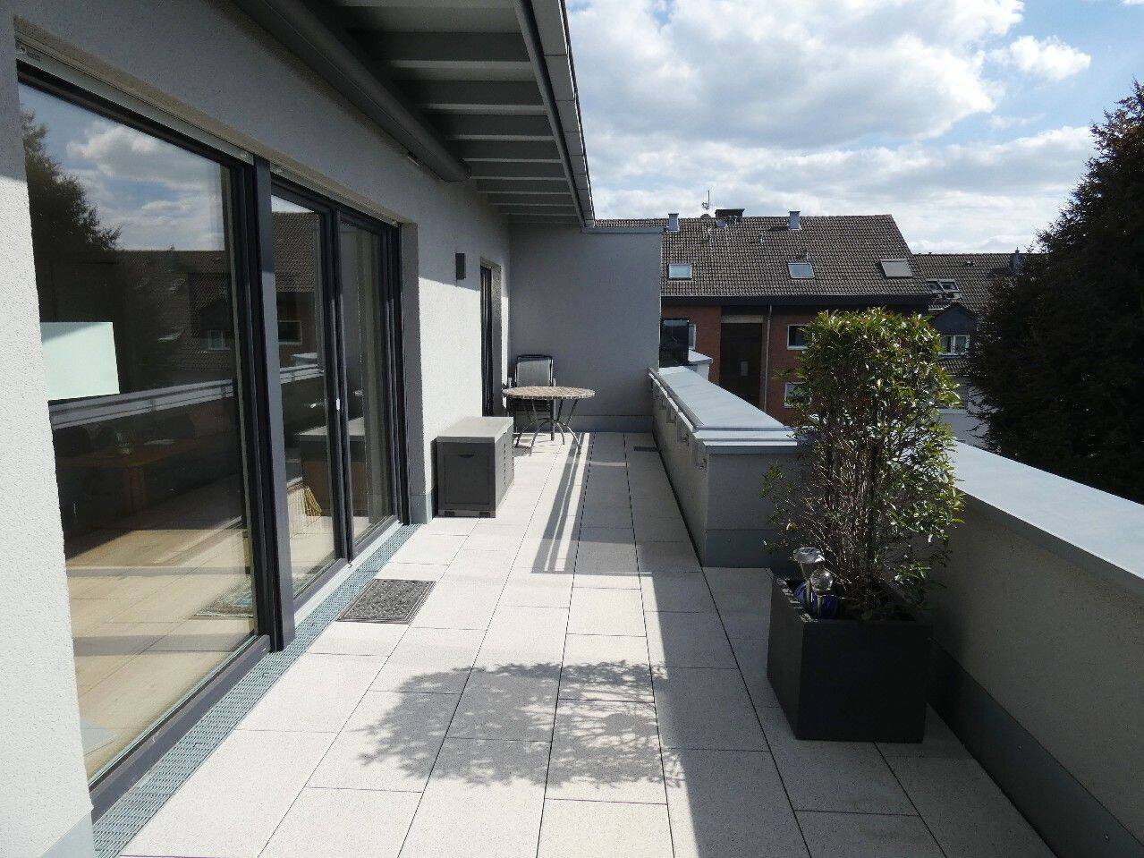 Moderne 4-Zimmer-Penthouse-Wohnung mit Einbauküche, Aufzug und großer Dachterrasse, 51381 Leverkusen (Bergisch Neukirchen Lützenkirchen Quettingen)