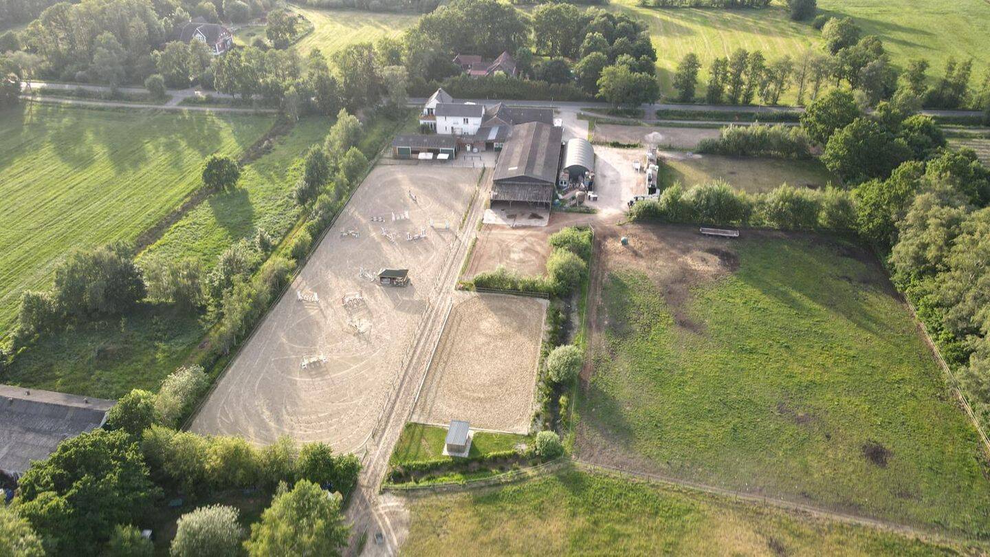 Wo Pferdeträume Wirklichkeit werden – vielseitige Reitanlage mit großzügigem Zweifamilienhaus in Hude, 27798 Hude (Oldb) (Hude)