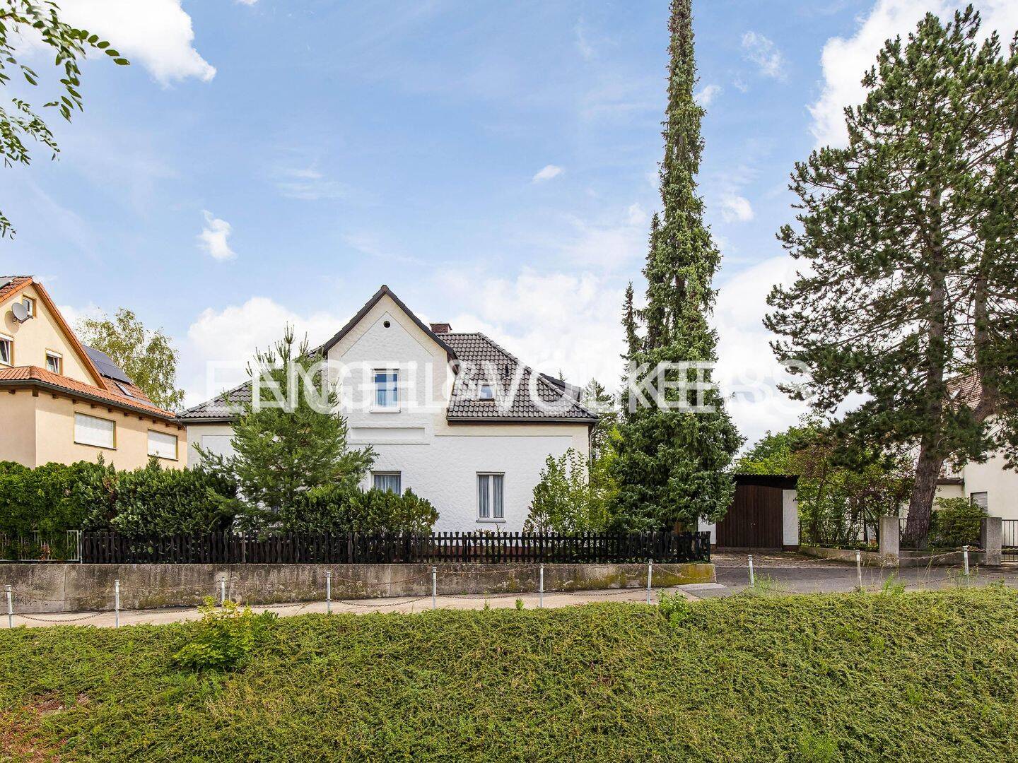 Charmantes Zweifamilienhaus auf großzügigem Grundstück mit Teilungsmöglichkeit, 90455 Nürnberg