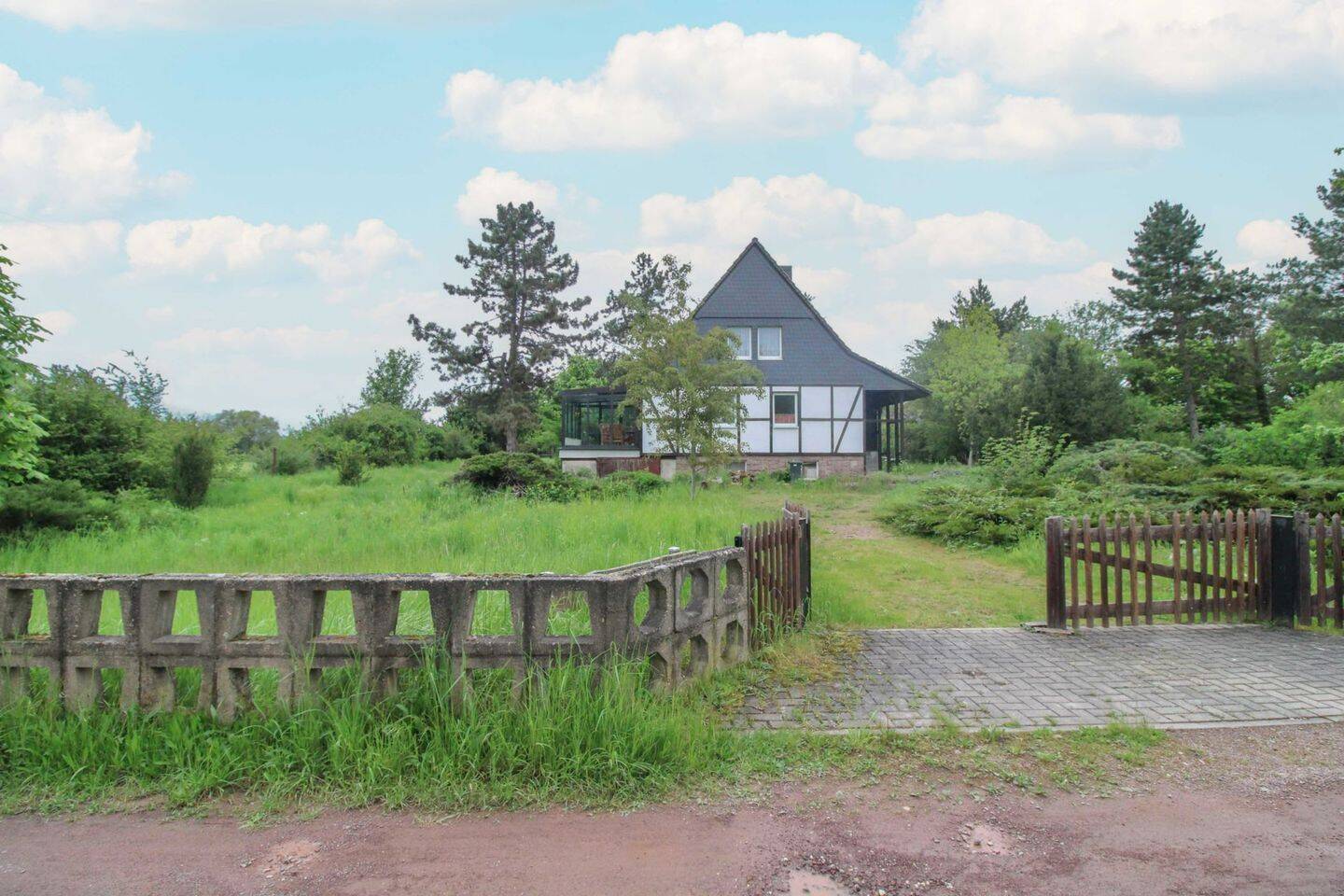 Sanierungsbedarf – ehem. DDR-Bau – 4 Zimmer mit 3.555 m² Grundstück – Direkt an der B 100, 6118 Halle (Saale)