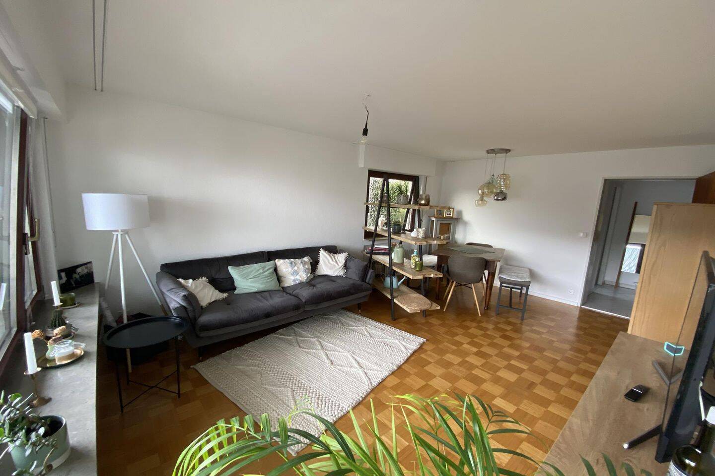 Helle 2-Zimmer-Wohnung mit Balkon und Stellplatz, 70439 Stuttgart (Neuwirtshaus Stammheim Zuffenhausen)