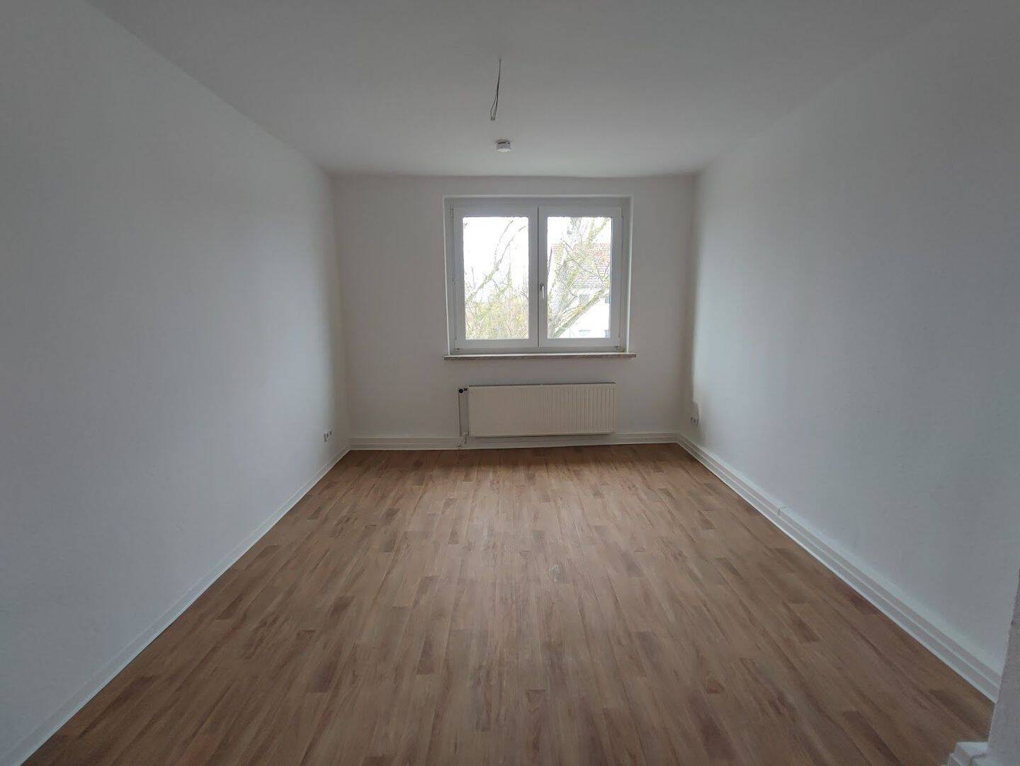 Barrierearm Wohnen: großzügige 5-Raum-Erdgeschosswohnung mit Balkon, 6217 Merseburg