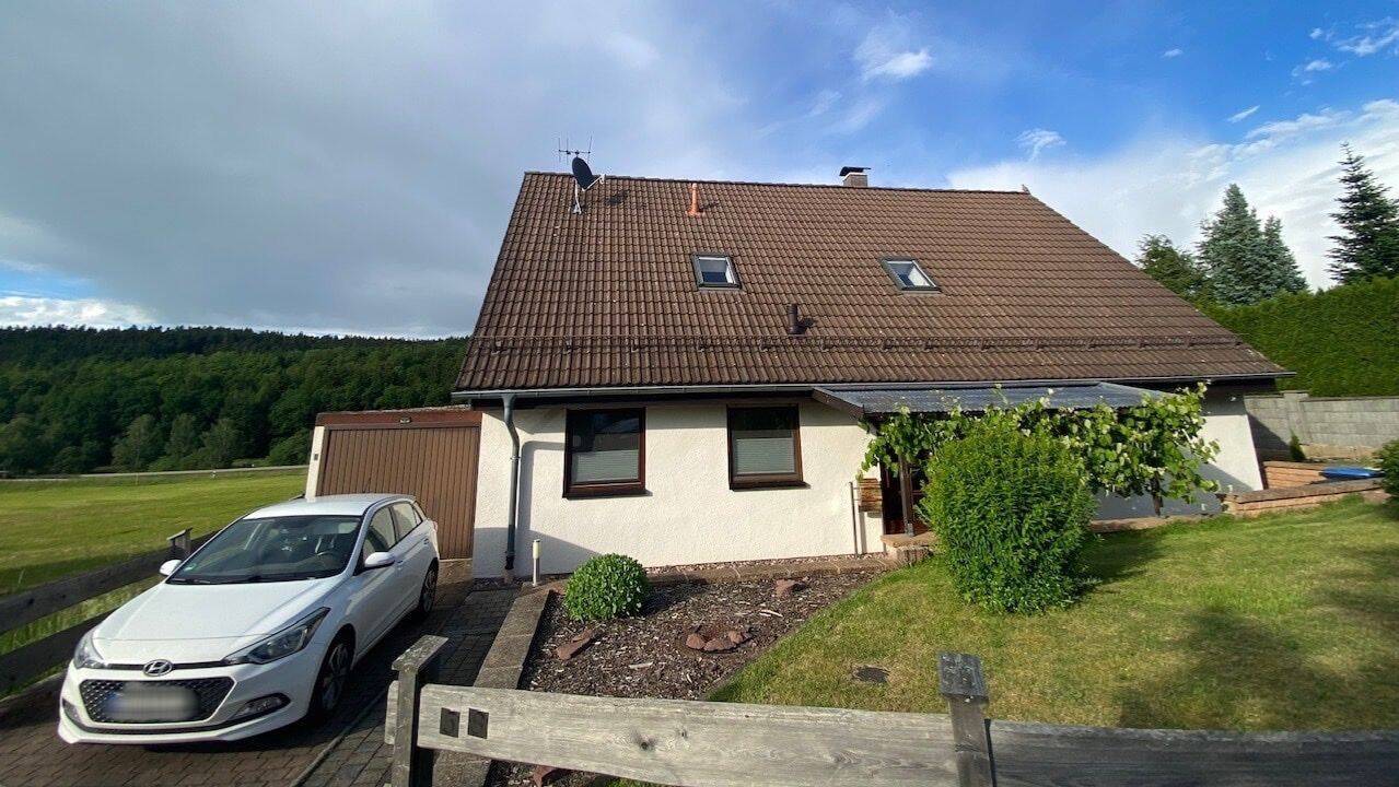 freistehendes Einfamilienhaus am Ortsrand mit Kamin, Küche, Garten, Außenterrasse und drei Garagen, 99887 Georgenthal