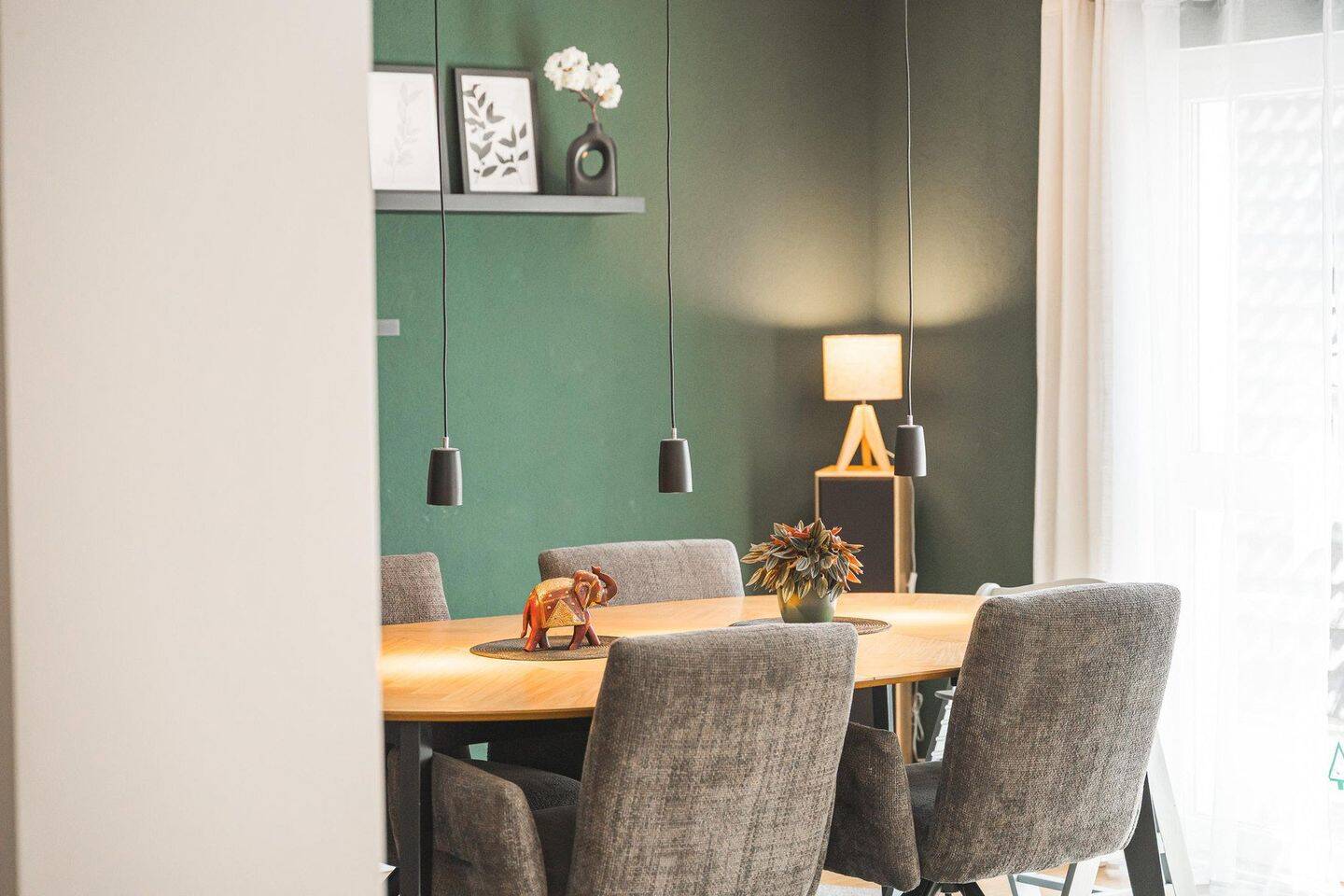 Kernsanierte Doppelhaushälfte mit Einliegerwohnung und PV-Anlage, 70329 Stuttgart (Hedelfingen Obertürkheim Rohracker Uhlbach)