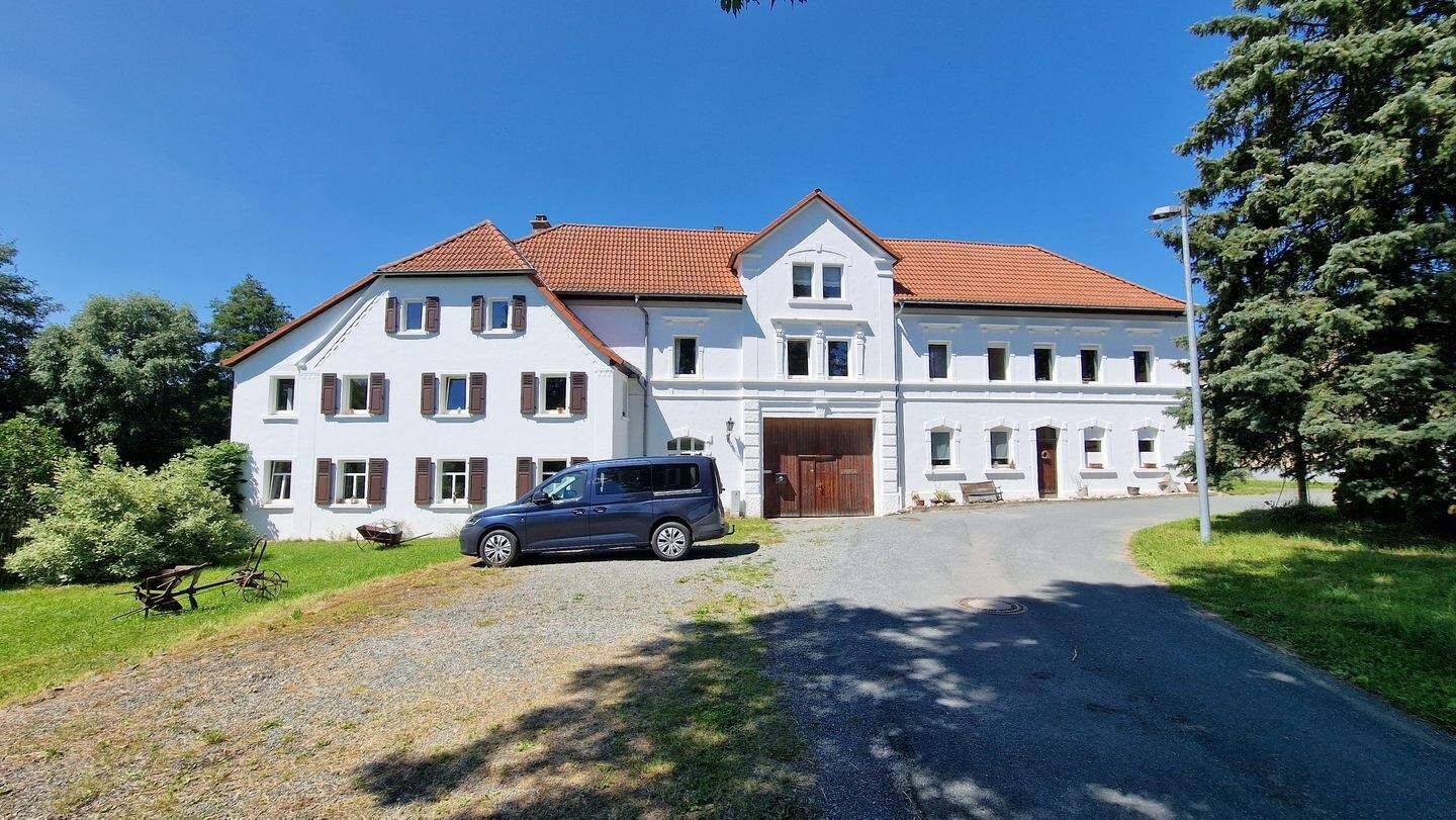 Objektstandort: – – – 07570 Großebersdorf  – – –      Sehr großer Vierseithof mit zeitgemäßem Wohnkomfort, Stallungen, Scheune und Werkstatt, 7545 Gera (Bieblach Innenstadt Ostviertel Pforten Untermhaus)