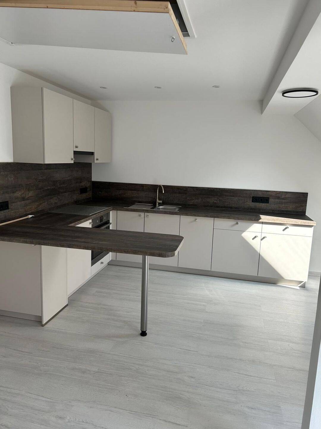 Moderne 2-Zimmer-Dachgeschoßwohnung – 2024 neu ausgebaut, 91054 Erlangen (Burgberg Erlangen-Nord Erlangen-Ost Innenstadt Sieglitzhof)