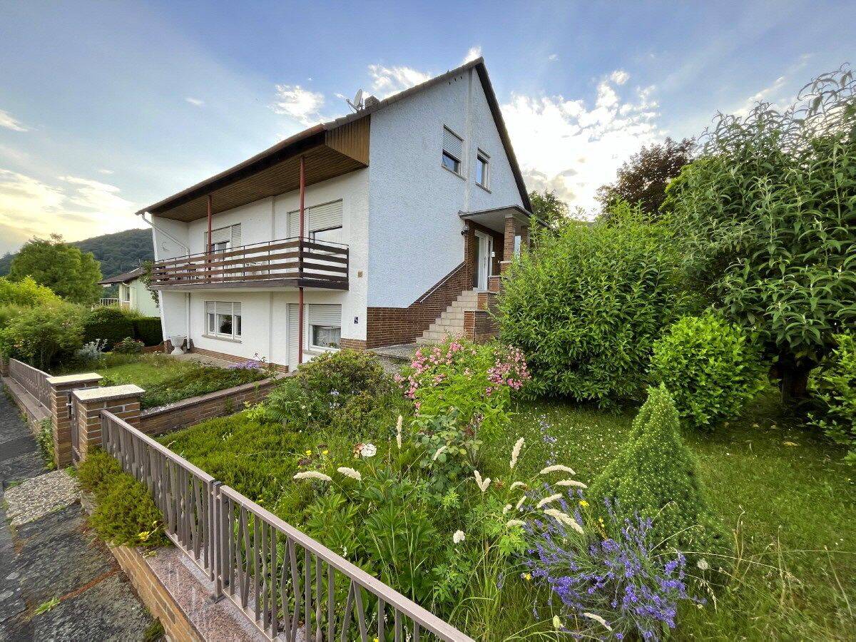 AS-Immobilien.com++Großzügiges 1-2 Familienhaus mit Garage, Garten und Ausbaureserve+++, 63571 Gelnhausen