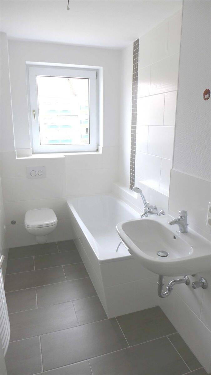 Frisch sanierte 2-Raumwohnung mit großem Balkon, Stellplatz & guter Anbindung, 2730 Ebersbach-Neugersdorf