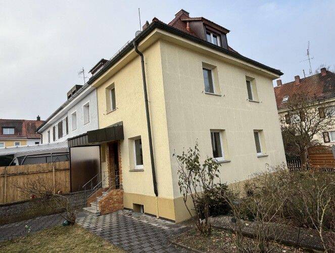 Reiheneckhaus Zirndorf: 75 m² Wohnfläche + 35 m² über Garage + 29 m² Keller + Doppelgarage, 90513 Zirndorf