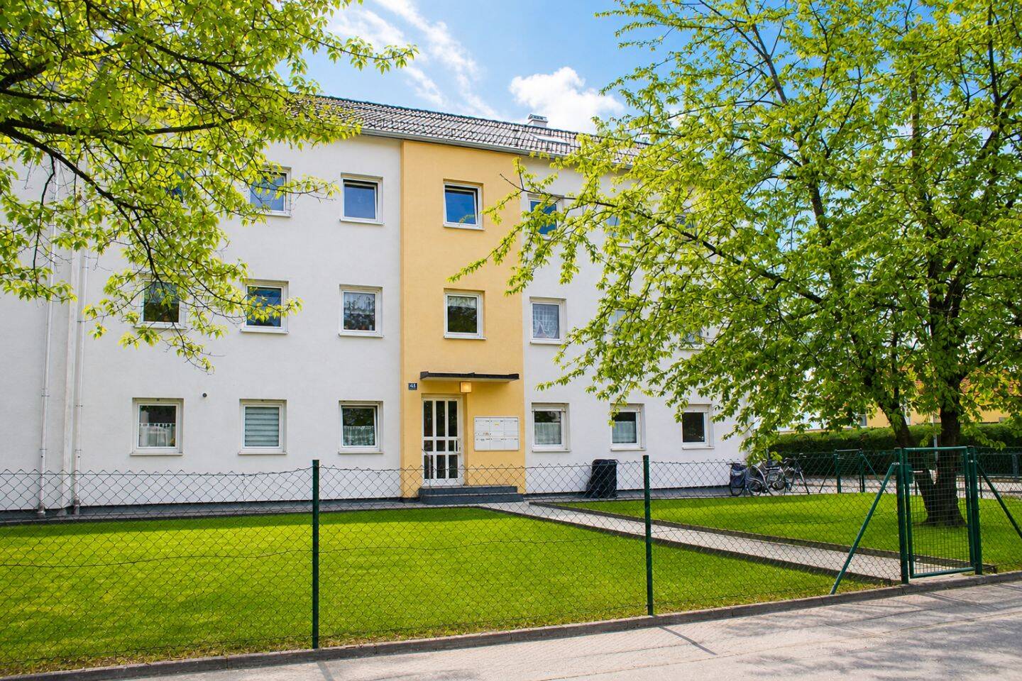 Sonnige und attraktive 3-Zimmer-Wohnung mit Westbalkon und großzügigem Dachboden in Poing, 85586 Poing