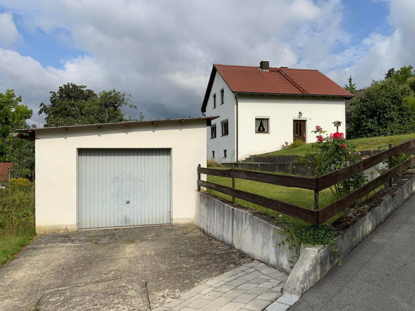 Einfamilienhaus in Wellheim – Außergewöhnliches Wohnen am Hang, 91809 Wellheim
