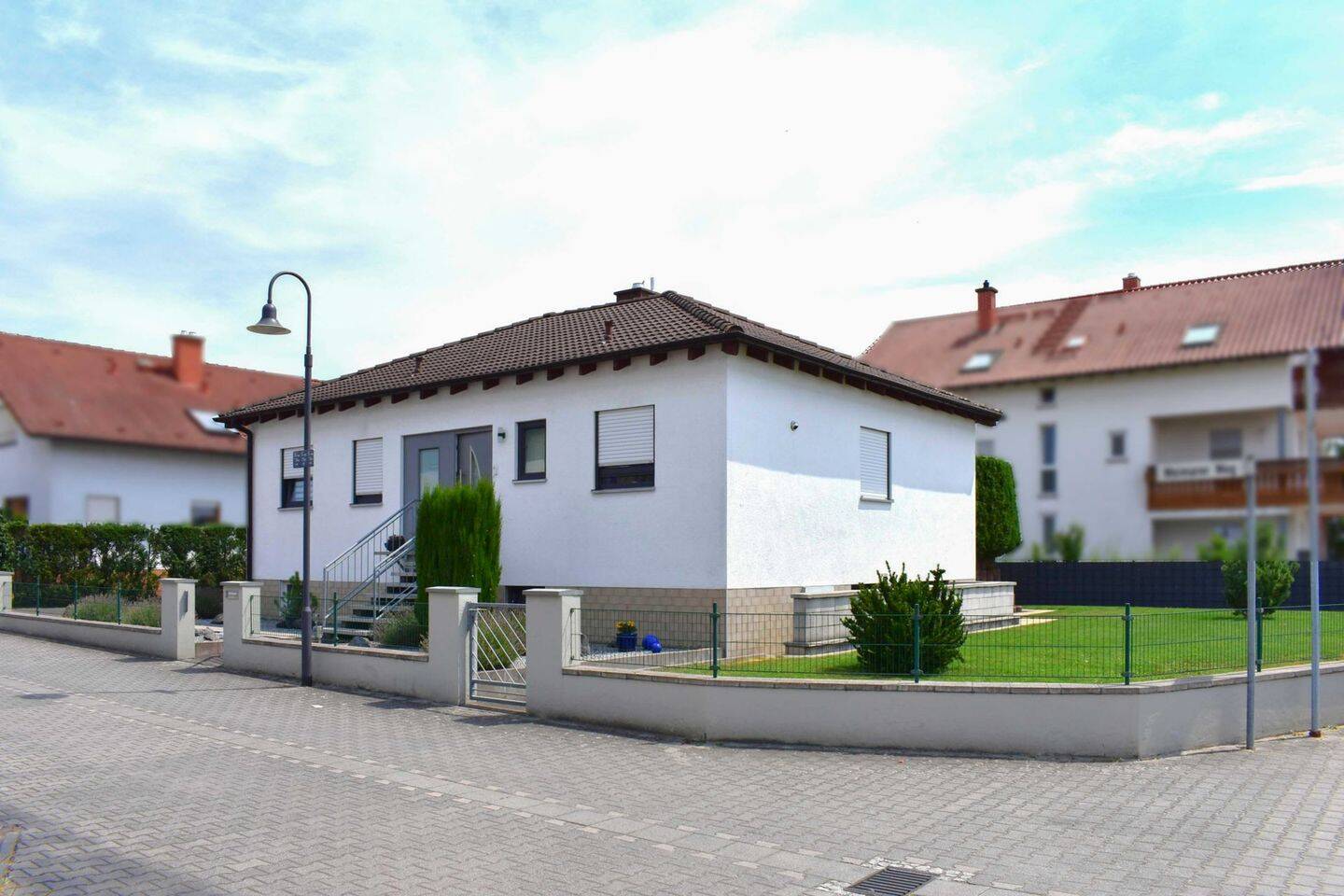 Freistehender Bungalow mit Garten, Garage, ELW und großzügigem Grundstück in Groß-Rohrheim, 68649 Groß-Rohrheim