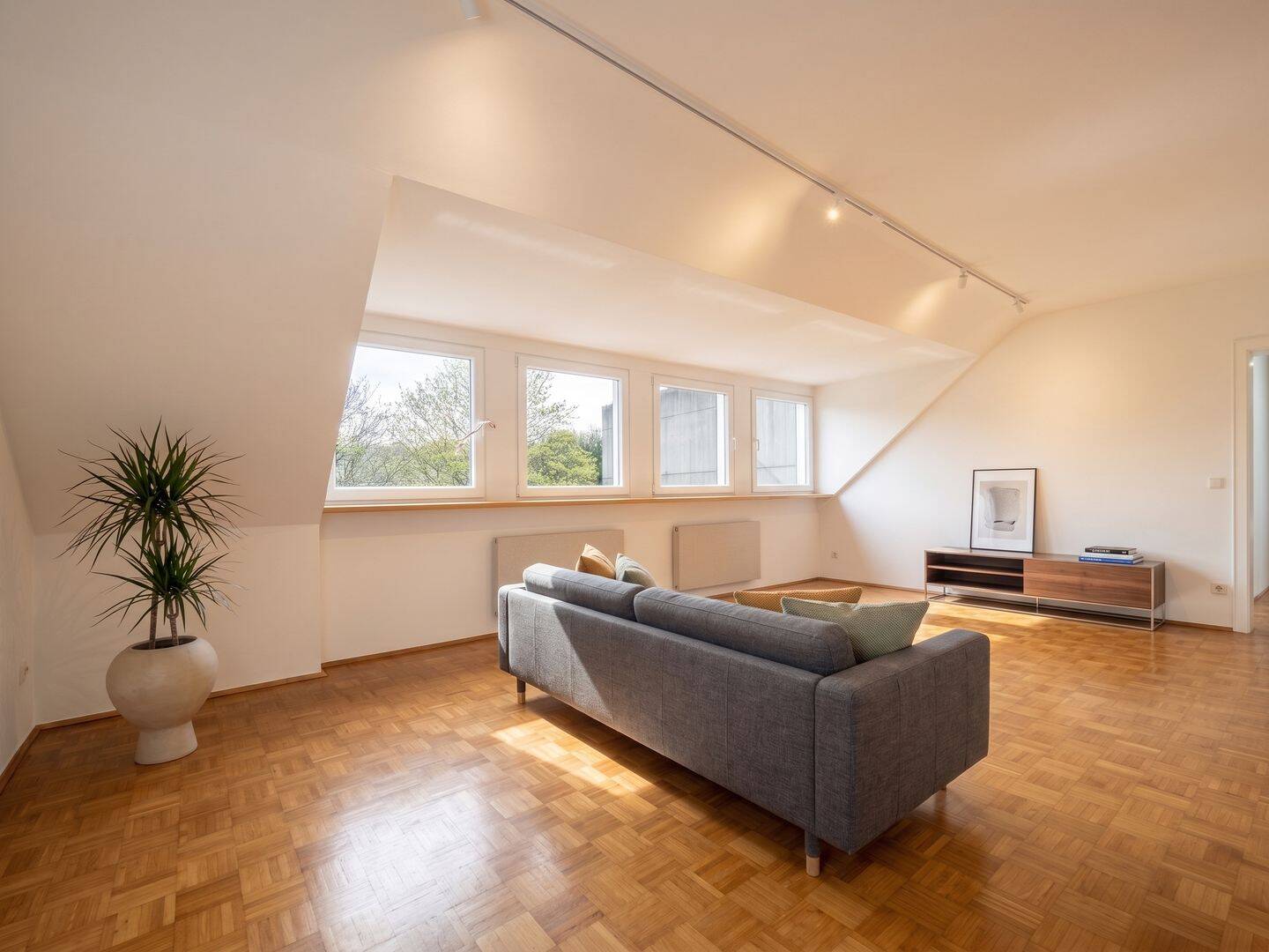 Heller 2,5-Raum-DG-Traum: Südwest-Hoflage, Parkett, neue Heizung & 67 m² Spitzboden-Ausbaureserve!, 45276 Essen (Steele)