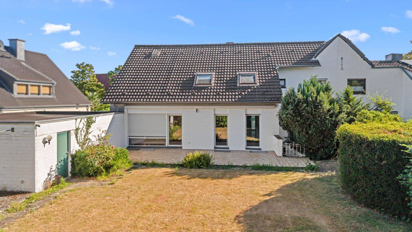Großzügig: 2-Fam.-Haus als DHH mit Garten und Doppelgarage in ruhiger Wohnlage!, 41462 Neuss