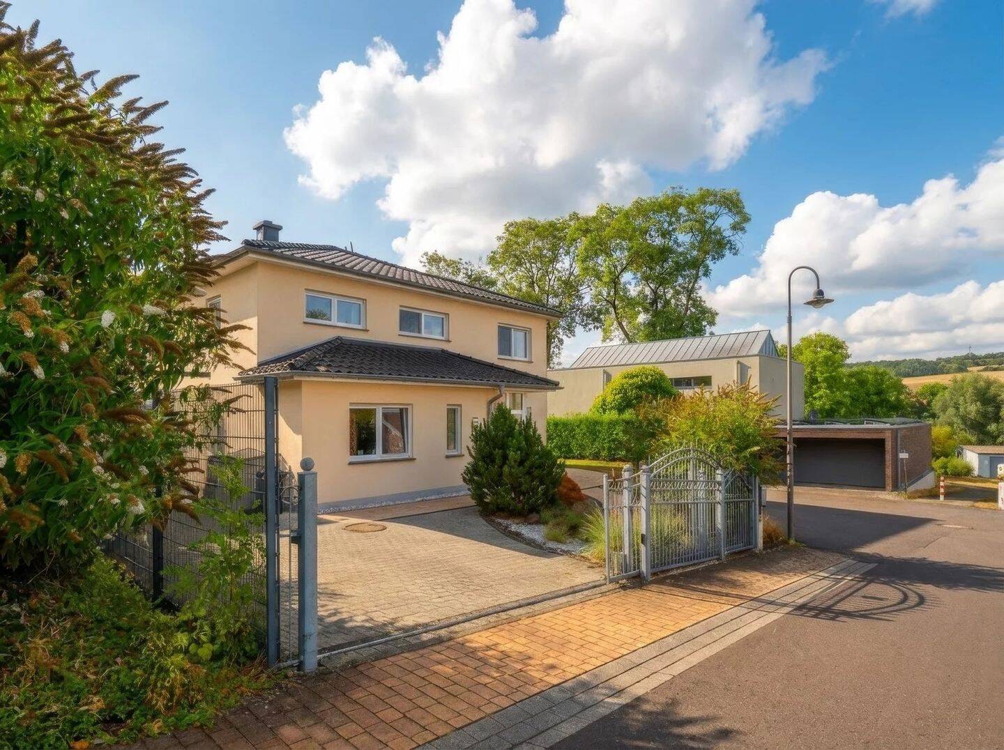 Freistehendes Einfamilienhaus in Sackgasse mit Garten und Pool, 54311 Trierweiler