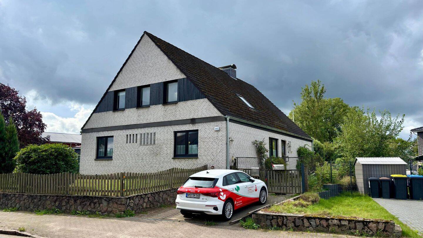 Großzügiges Zweifamilienhaus in Lasbek, 23847 Lasbek