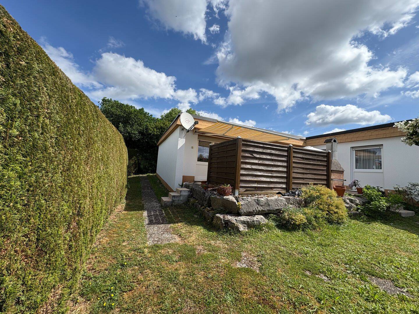CHARMANTER BUNGALOW mit großer Terrasse und Garten in ruhiger Lage in Aichtal – 231-26, 72631 Aichtal