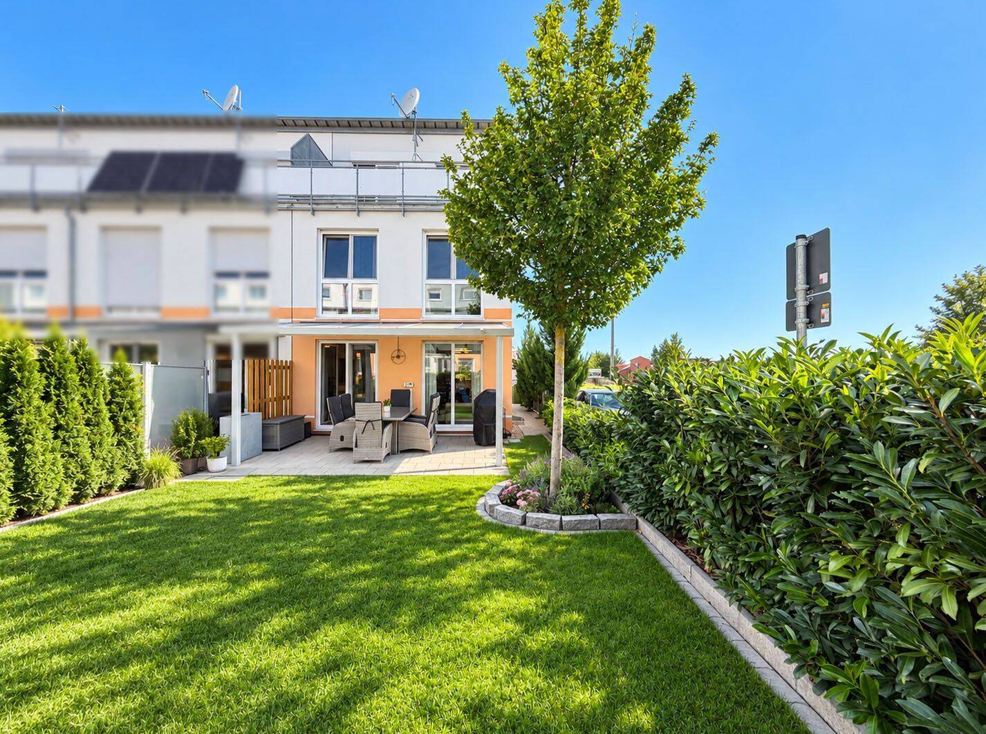 REIHENECKHAUS GUT GELEGEN – 2 PKW STELLPLÄTZE  GARTEN  2 TERRASSEN  PV-ANLAGE  EBK – 1 GARAGE OPTIONAL, 91325 Adelsdorf